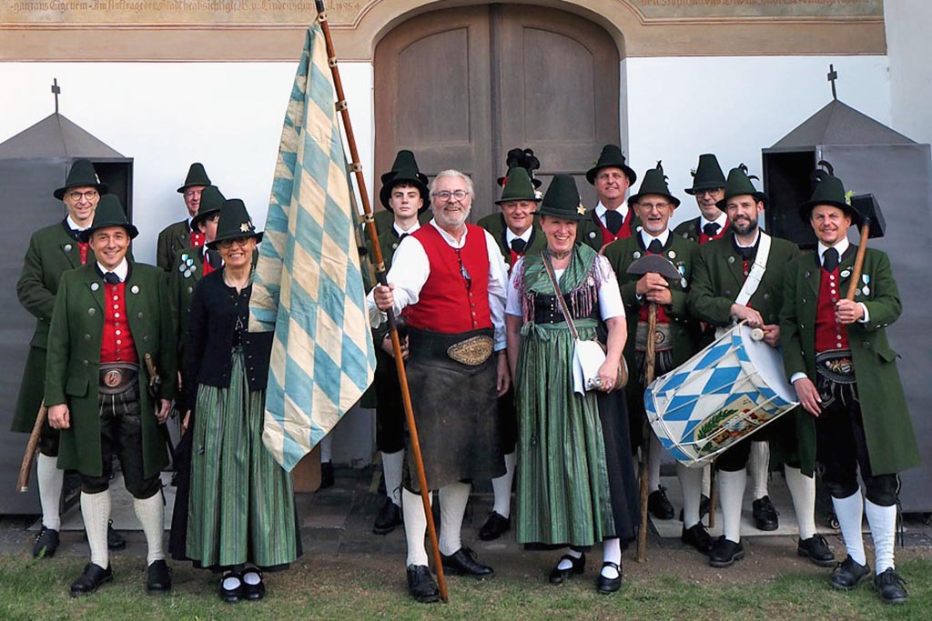Historische Gruppe "Schmied von Kochel" vor der alten Sendlinger Kirche
