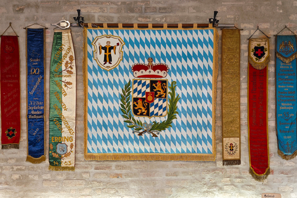 Fahne und Fahnenbänder der Historischen Gruppe "Schmied von Kochel"