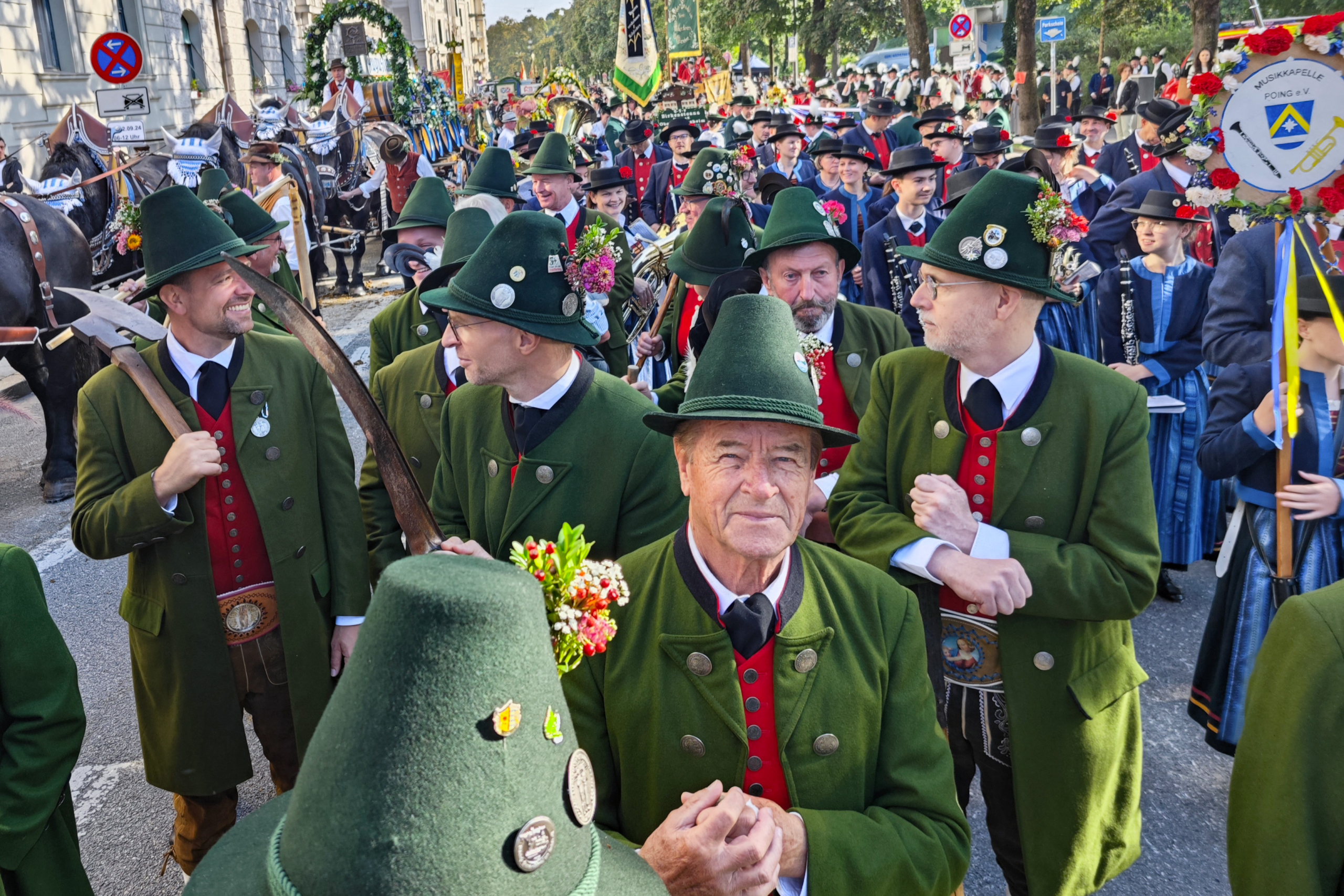 Mitglieder der Historischen Gruppe in einer Menschenmenge. Ein Mann sieht genau in die Kamera