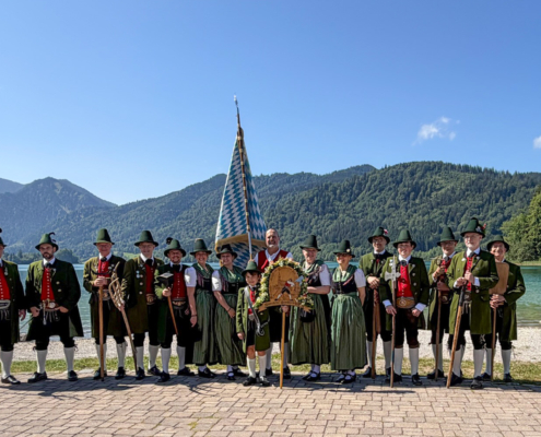 Mitglieder der Historischen Gruppe Schmied von Kochel am Schliersee an einem wolkenlosen Tag