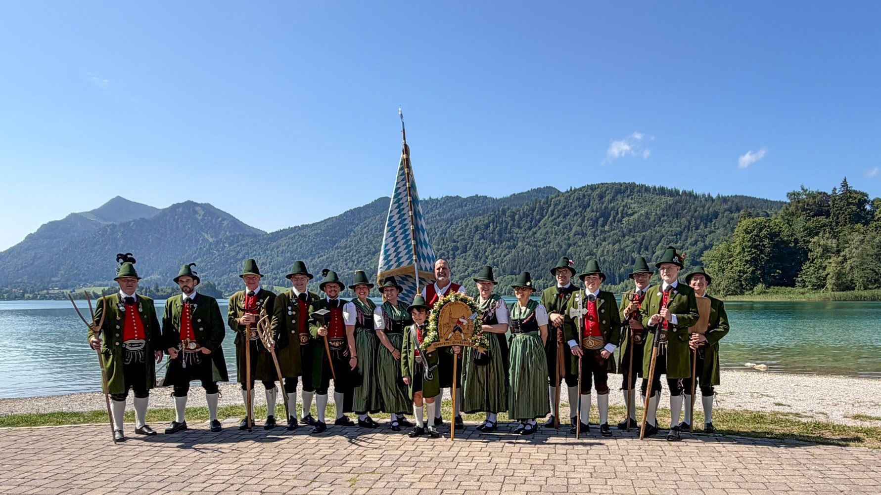 Mitglieder der Historischen Gruppe Schmied von Kochel am Schliersee an einem wolkenlosen Tag