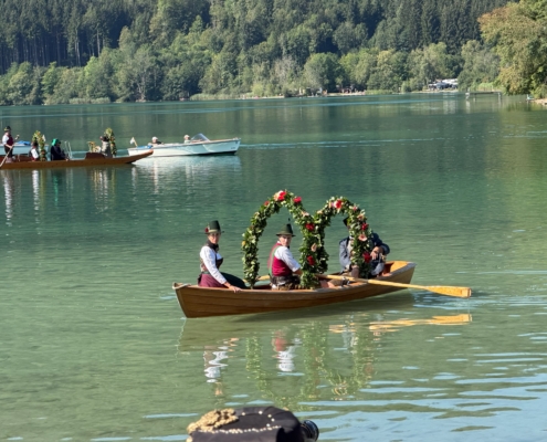 geschmücktes Ruderboot auf dem Schliersee