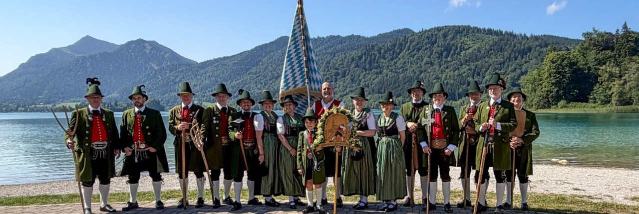 Mitglieder der Historischen Gruppe Schmied von Kochel am Schliersee an einem wolkenlosen Tag