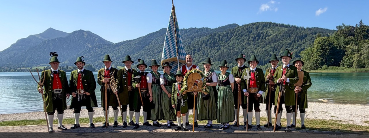 Mitglieder der Historischen Gruppe Schmied von Kochel am Schliersee an einem wolkenlosen Tag